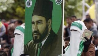 نشطاء إخوان يحملون صورة مؤسس التنظيم- أرشيفية