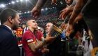 دوري المؤتمر الأوروبي.. مهندس تتويج روما يعتدي على زملائه (فيديو)