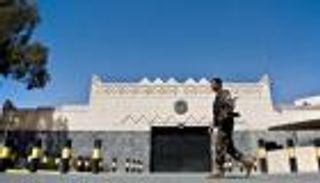 بعد مقتل أحدهم بمعتقل الحوثي.. مطالبات بإطلاق سراح موظفي السفارة الأمريكية