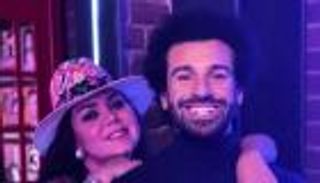 بالصور.. رانيا يوسف تحتضن "محمد صلاح" في لندن