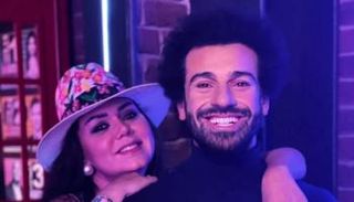رانيا يوسف إلى جوار تمثال محمد صلاح