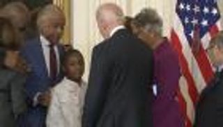 "أنت تكبرين".. "حركات" بايدن "تزعج" ابنة فلويد وتفجر الجدل