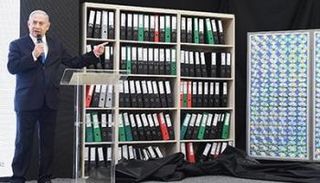 نتنياهو خلال مؤتمر صحفي للكشف عن أسرار إيران النووية