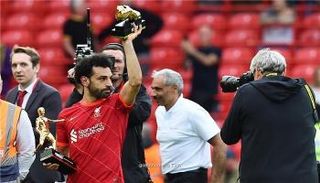 محمد صلاح يحمل جائزة الحذاء الذهبي