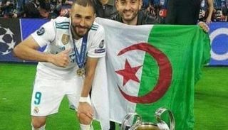 بنزيما يحتفل مع علم الجزائر