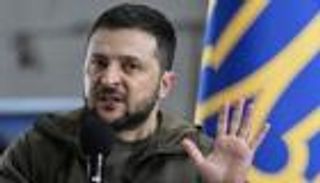 زيلينسكي يهاجم كيسنجر ويسخر من "الأرض مقابل السلام"
