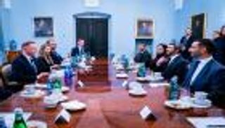 عبدالله بن زايد يبحث مع رئيس بولندا "أزمة أوكرانيا وتعزيز العلاقات"