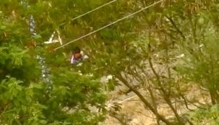 صورة من فيديو يوثق زراعة الحوثي لطرق تعز بالألغام