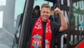 مقابل جنيه واحد.. ليفربولي ينقل الجماهير إلى فرنسا.. فما القصة؟