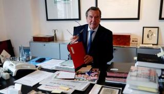 جيرهارد شرودر في مكتبه