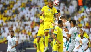 عنف متبادل بين لاعبي الأهلي والنصر في قمة الدوري السعودي