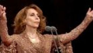 فيروز تطل بصورة جديدة.. "شي زهرة حمرا وبس"