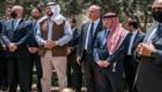 العاهل الأردني وولي عهده يشاركان بجنازة والد الملكة رانيا