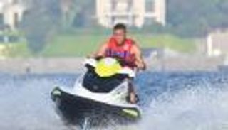 بالصور.. مبابي يغسل آثار خيانته في شواطئ فرنسا