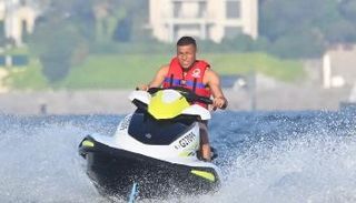 كيليان مبابي يقود جيت سكي