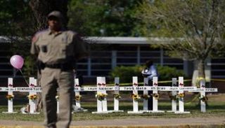 أسماء الأطفال الضحايا مثبتة قرب مقر المدرسة بتكساس
