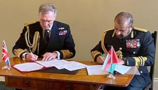 جانب من توقيع اتفاقية الدفاع المشترك
