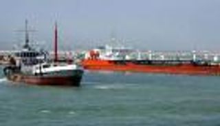 إيران تنفي اعتقال أفراد طاقمي ناقلتين يونانيتين تحتجزهما