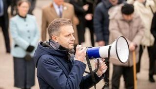 جانب من حملة للتبرع لشراء أسلحة لأوكرانيا