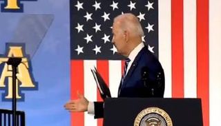 بايدن يستدير بعد الخطاب ليصافح شخصا وهميا رغم وجوده بمفرده