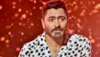 تامر حسني يفاجئ عروسا في حفل زفافها (فيديو)