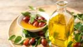 زيت الجوجوبا.. فوائد مذهلة للشعر والبشرة