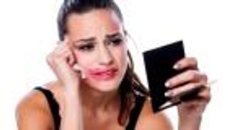 5 خطوات لأحمر شفاه دائم طوال اليوم.. منها خدعة المنديل الورقي