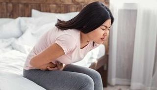 سيدة تعاني من آلام القولون العصبي