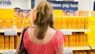 فتاة تختار واقي الشمس المناسب لبشرتها -أرشيفية