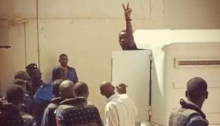 المتهم توباك لحظة وصوله قاعة المحكمة