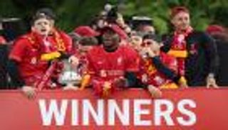 بث مباشر.. احتفالات ليفربول بالثنائية المحلية بعد نهاية الموسم