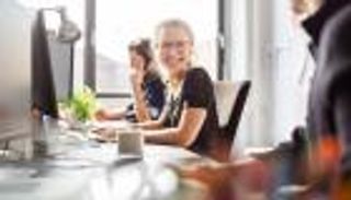 على خطى الإمارات.. اختبار واسع النطاق لأسبوع عملٍ من 4 أيام في بريطانيا