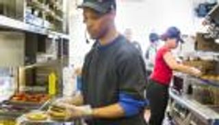 إثر قرار أبل.. هل تنجح الزيادات في سد الفجوة بين أجور الأمريكيين؟