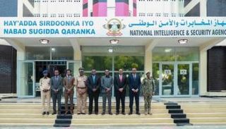 صورة جماعية لمسؤوليين صوماليين ورئيس جهاز المخابرات