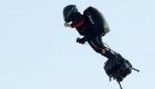 الرجل الطائر يسقط من ارتفاع 15 مترا.. نجا بأعجوبة (فيديو)