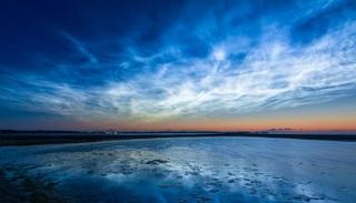 مركبة ناسا الفضائية تسعى لرسم خرائط لغيوم الليل المضيئة