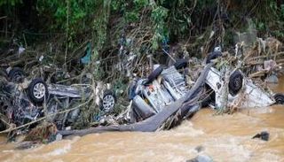 السيول جرفت السيارات