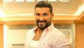 "اعتقاد الناس خاطئ".. أحمد سعد يرد على "صورة العُمْرة الغريبة"