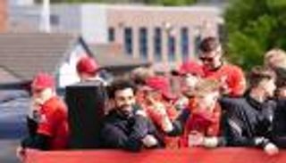 من الحافلة.. كيف تفاعلت جماهير ليفربول مع محمد صلاح؟ (فيديو)