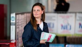 ناشطة في الدنمارك توزع منشورا ضد الانضمام لاتفاق الدفاع المشترك