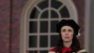 بايدن الحائر يطلب نصيحة "جاسيندريلا"