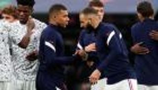 فيديو.. أول لقاء بين بنزيما ومبابي بعد أزمة ريال مدريد