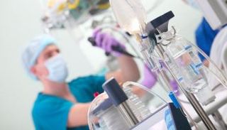 أطباق يجرون عملية جراحية - أرشيفية