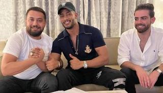 الفنان المصري محمد رمضان لحظة توقيع العقد