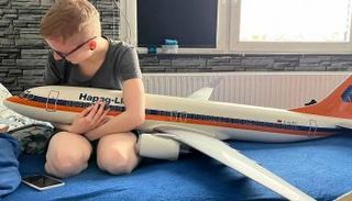 سارة رودو مع طائرتها ديكي