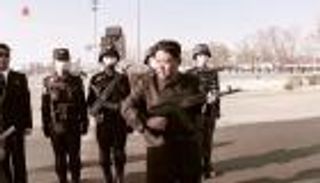 المعلم "كيم".. الزعيم الكوري يدرب جنوده على حمل السلاح (صور)