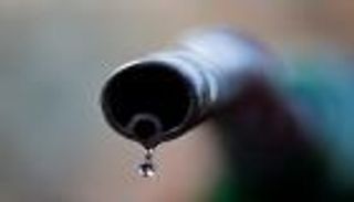 أوروبا مهددة بنقص الوقود.. ولهيب أسعار البنزين في أمريكا وبريطانيا