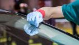 بطريقة بسيطة.. تخلص من آثار الملصقات القديمة على السيارة