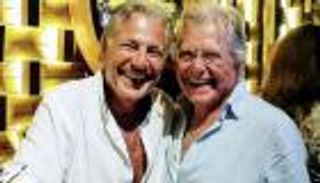 حسين فهمي عن شقيقه: "طلب مني أضربه بالرصاص لو فكر يتجوز تاني"