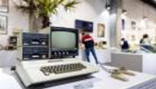 متحف أبل.. تاريخ "التفاحة" البدائي منذ عهد الكمبيوتر الخشبي